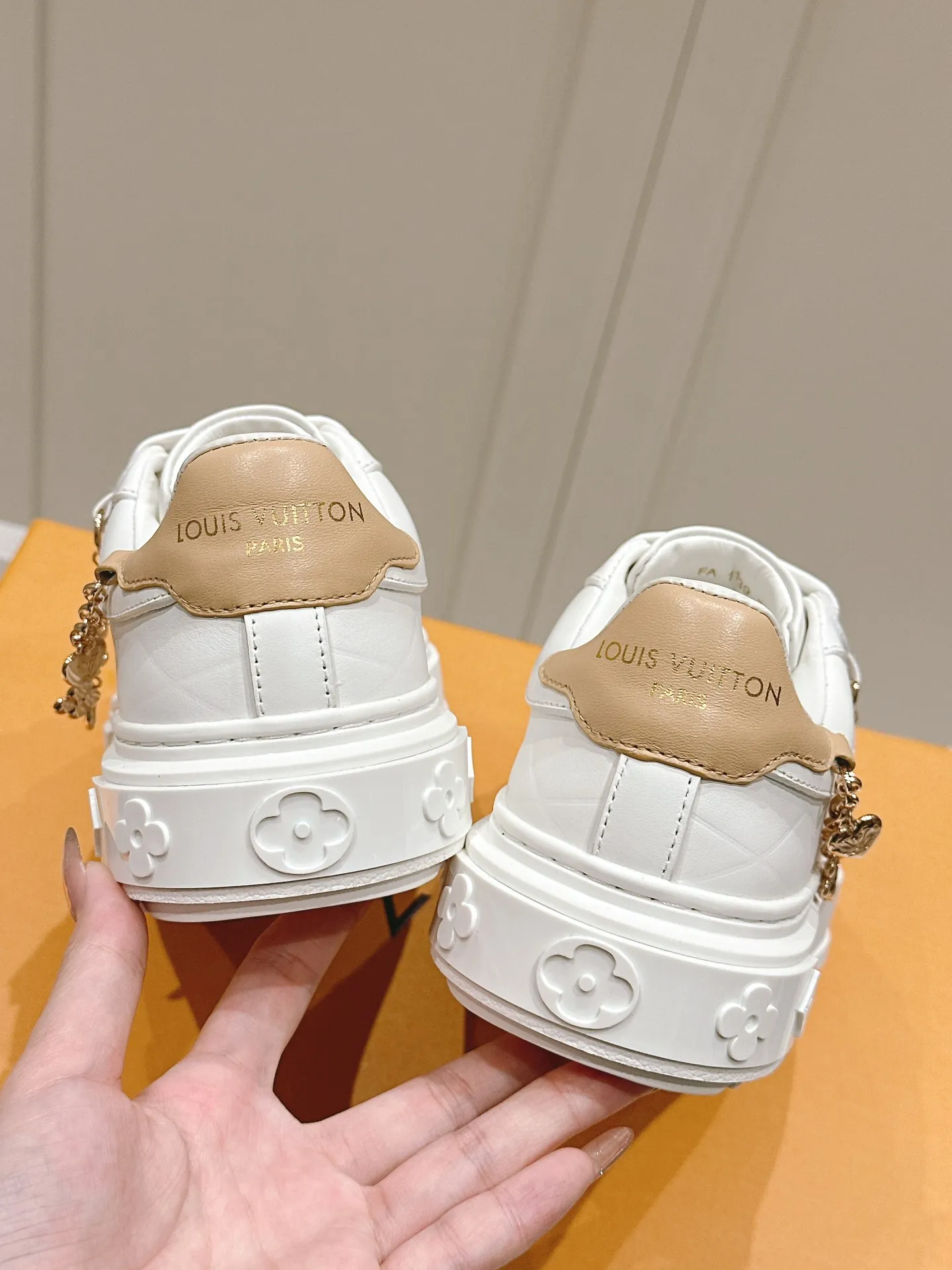 👟👟Ex-factory price 560👟👟 LV new white shoes, four-leaf clover🍀sunflower🌞 charm, add naughty and lively color to simple white shoes, easy to wear and durable, code number: 35+40 (41 customized)